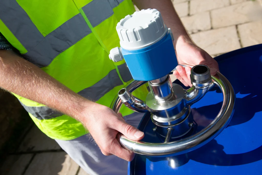 Drum filling and emptying heads for the chemical industry