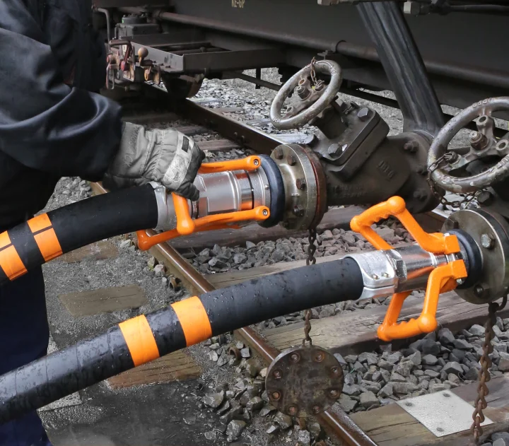 MannTek Dry Gas Couplings being taken off the tank unit after fluid process completion